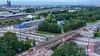 Seit dem 28. Juli ist auch die zweite Behelfsbrücke eingeschoben. Bevor der Damaschkeplatz für den Verkehr freigegeben werden kann, erfolgen noch Anschlussarbeiten an den Magdeburger Ring. Im Zuge dieser werden zusätzliche Maßnahmen zur Erhöhung der Sicherheit vorgenommen.
