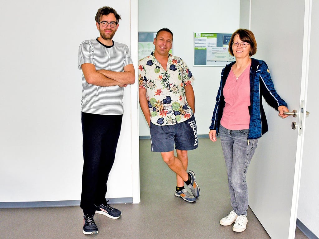 Die Vorstandsmitglieder des Vereins „Hecklingen - gemeinsam Zukunft gestalten", Erik Borchert, Martin Zimmermann und Andrea Welke (von links) freuen sich über die neuen Fußböden und Türen. 