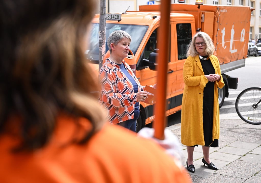 Ute Bonde (CDU, links) und Stephanie Otto, Vorstandsvorsitzende der Berliner Stadtreinigung (BSR). Die BSR hat im Jahr 2024 berlinweit rund 54.000 Kubikmeter illegale Ablagerungen beseitigt.