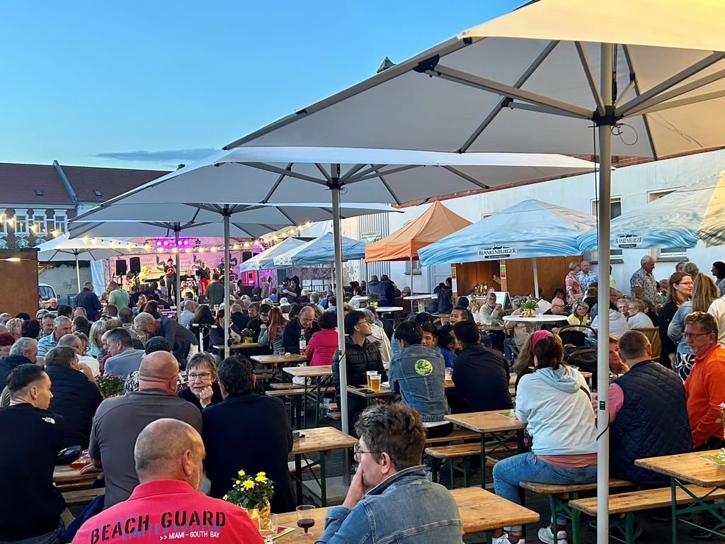 Voll besetzte Bierzeltgarnitur spricht für eine angenommene Veranstaltung.