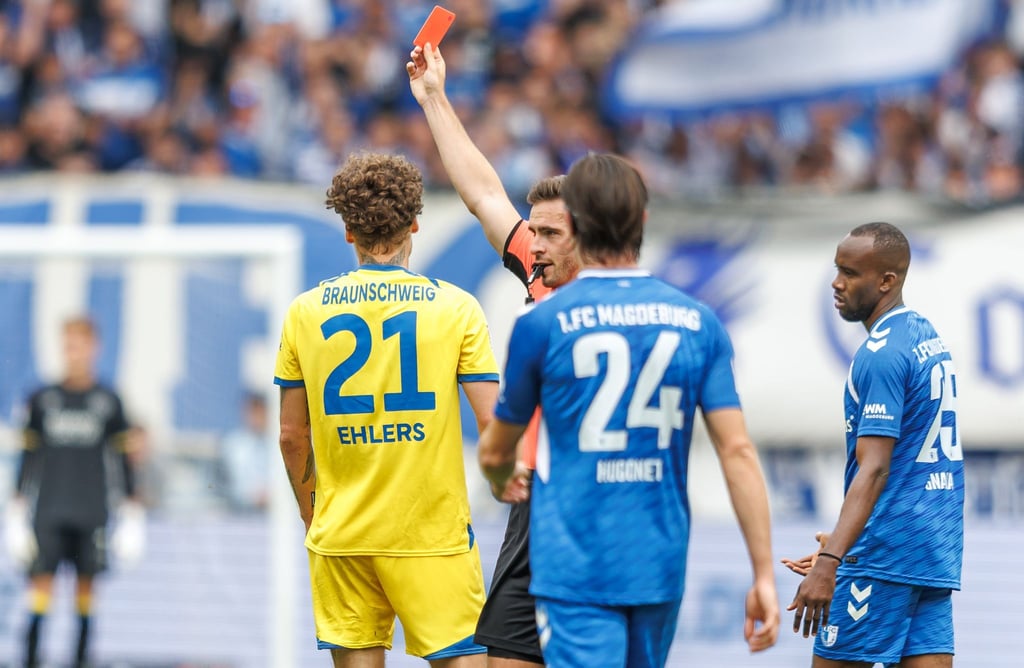 Braunschweigs Kevin Ehlers sieht in Magdeburg Rot und muss zwei Spiele pausieren.