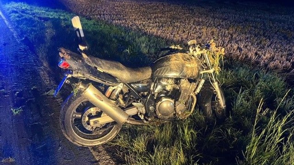 Ein Motorradfahrer hat sich bei einem Unfall zwischen Ballenstedt und Radisleben schwer verletzt.
