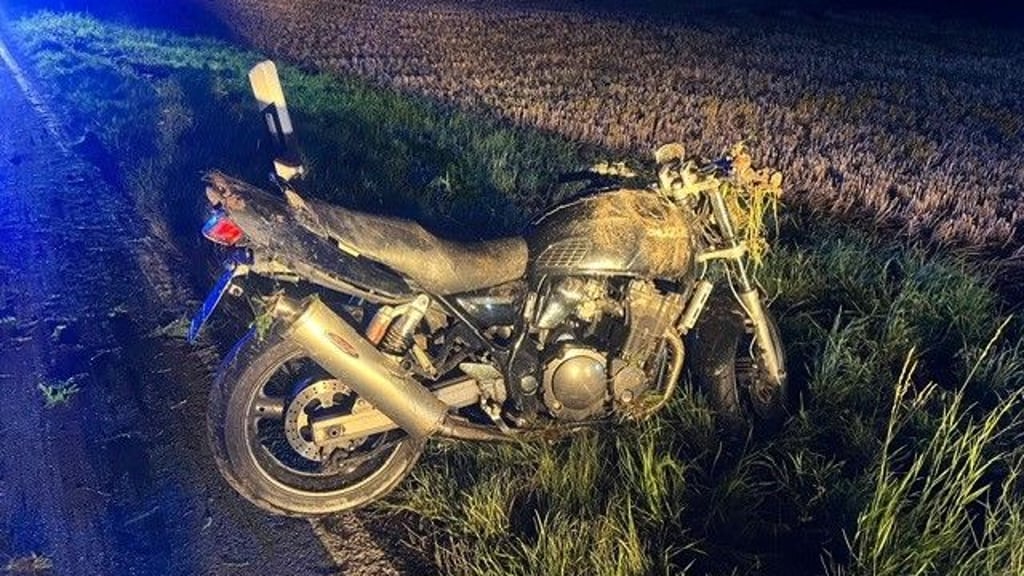 Ein Motorradfahrer hat sich bei einem Unfall zwischen Ballenstedt und Radisleben schwer verletzt.