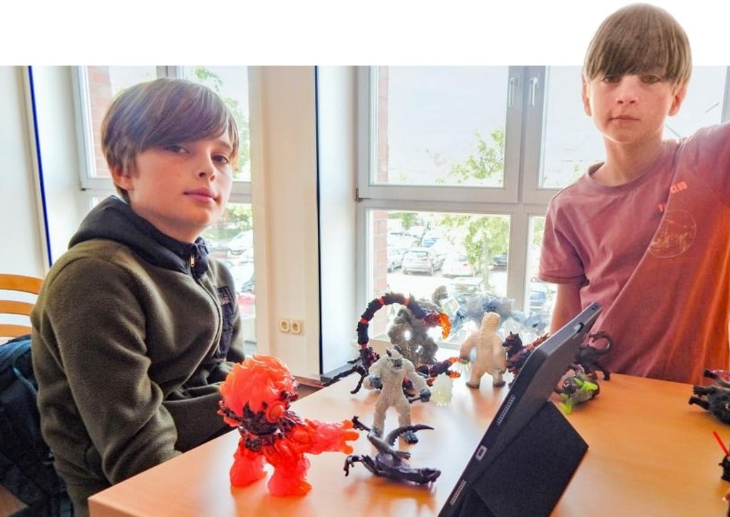 Im Ferienprogramm der Kulturfabrik lernen die Kinder in der Bibliothek, was ein Stop-Motion-Film ist und wie man selber einen machen kann. Die Geschwister Emil und Constantin planen einen Action-Film, bei dem gute gegen böse Monster kämpfen.