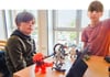 Im Ferienprogramm der Kulturfabrik lernen die Kinder in der Bibliothek, was ein Stop-Motion-Film ist und wie man selber einen machen kann. Die Geschwister Emil und Constantin planen einen Action-Film, bei dem gute gegen böse Monster kämpfen.