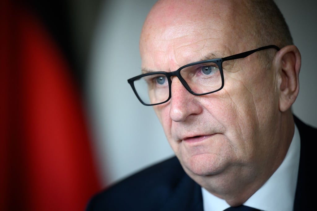 Brandenburgs Ministerpräsident Dietmar Woidke (SPD) sieht im Kampf gegen Rechtsextremismus dringenden Handlungsbedarf (Archivbild).