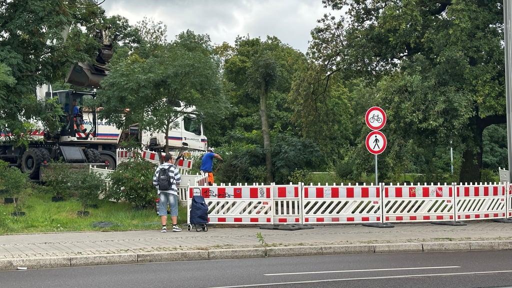 Fortschritt an der Brücken-Baustelle am Damaschkeplatz: Am Montag (4. August 2025) wurde mit dem Rückbau des provisorischen Übergangs über den Magdeburger Ring begonnen.