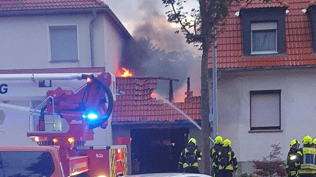 Die Feuerwehr im Einsatz beim Brand am Montagmorgen in Leuna.