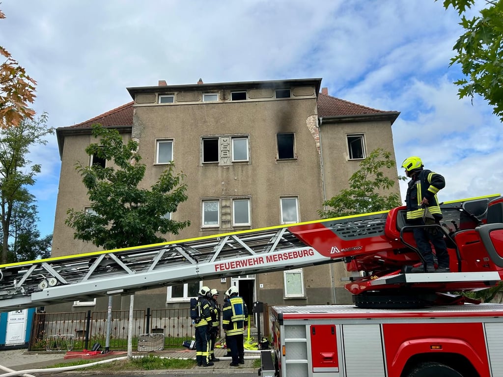 In einem leerstehenden Haus in der Rosa-Luxemburg-Straße in Merseburg hat es Montag gebrannt.
