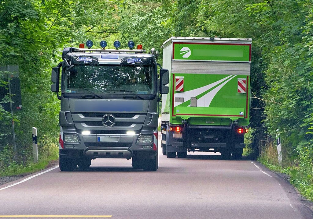 Auf der Umleitungsstrecke für die Zerbster Brücke wird es für Lkw eng.