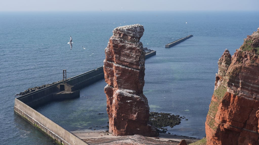 Wegen eines Sturmtiefs über der Nordsee wollen mehrere Reedereien den Verkehr von und nach Helgoland einstellen. (Archivbild)