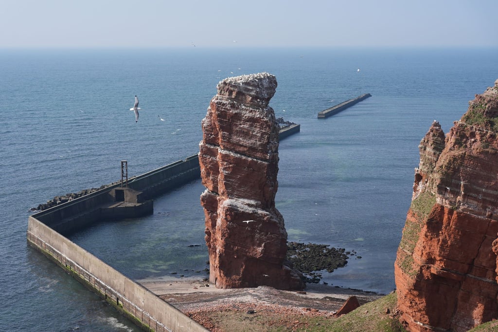 Wegen eines Sturmtiefs über der Nordsee wollen mehrere Reedereien den Verkehr von und nach Helgoland einstellen. (Archivbild)