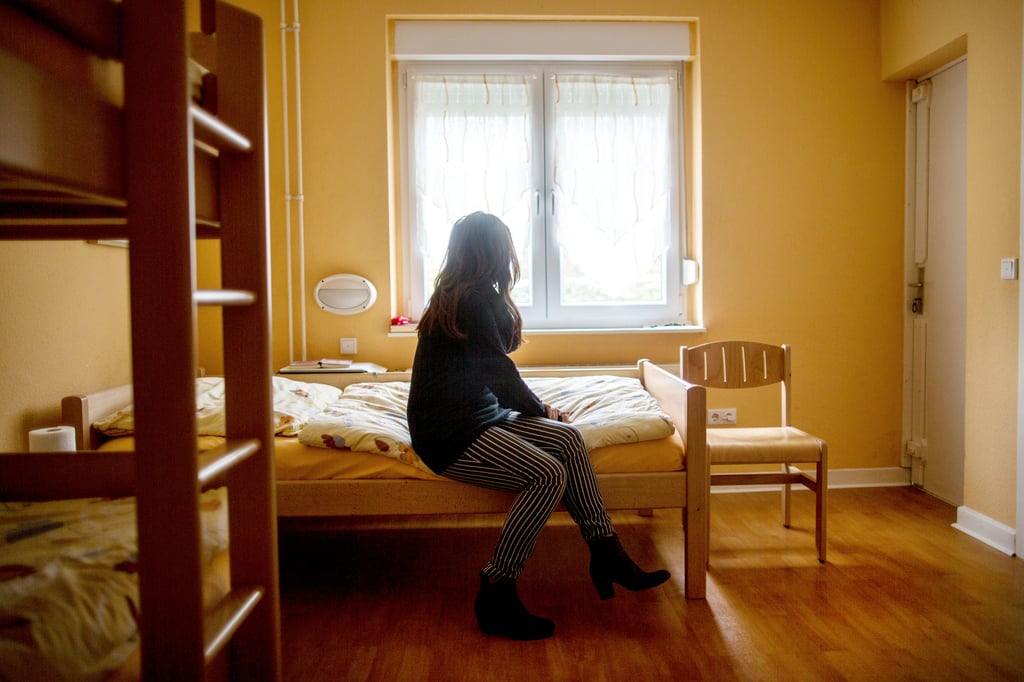 Frauenhäuser bieten Schutz vor der häuslichen Gewalt: Während die Fälle allerdings weiter steigen, sind die Plätze in den Schutzeinrichtungen im letzten Jahr gesunken.