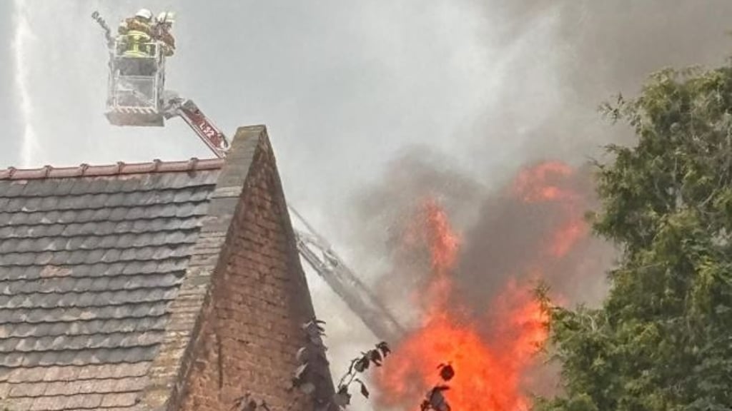 Die Flammen waren meterhoch.