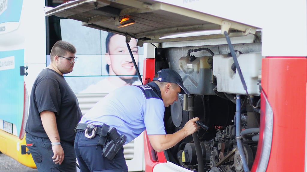 Die Mängel, die René Ladewig von der Verkehrsüberwachung der Polizei findet, notiert Adrian Bindemann, Auszubildender zum Mechatroniker für Nutzfahrzeuge bei Stendalbus.