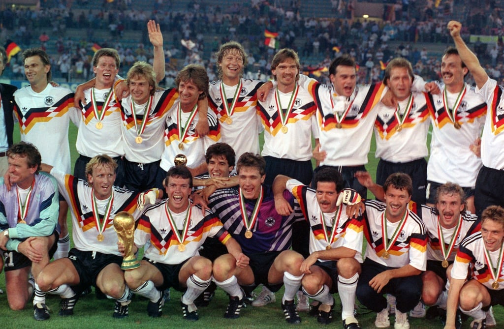 Die Weltmeister von 1990: Während Rudi Völler im Finale gegen Argentinien durchspielte, war dem Ersatzspieler Frank Mill ein Einsatz nicht vorbehalten.