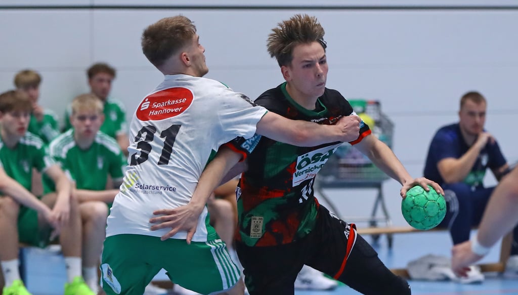 Bevor es für Noah Hensen (am Ball) und Monty Kleinsteuber bei den Youngsters weitergeht, wollen sie bei der WM überzeugen.