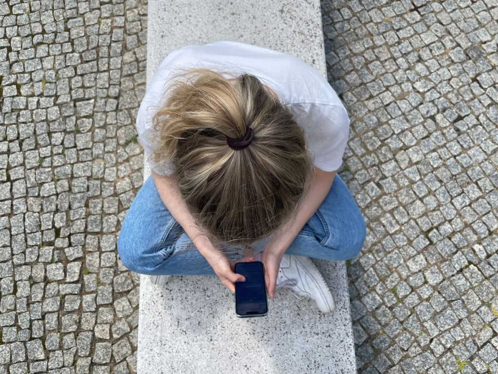 Die Deutschen verbringen sehr viel Zeit im Internet und lassen sich lieber berieseln als offline draußen oder mit Freunden aktiv zu sein. (Symbolbild)