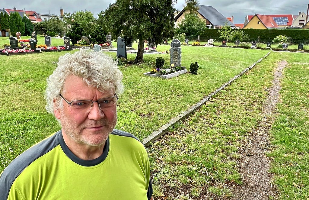 Der Peißener Sylvio Barchend moniert eine mangelnde Pflege des Friedhofs im Oberdorf wie etwa zugewachsene Fußwege. Auf dem Trampelpfad hinter ihm, der laut Bernburger Friedhofsverwaltung „in einem ordentlichen und begehbaren Zustand“ ist, brach sich seine Nachbarin den Unterarm.