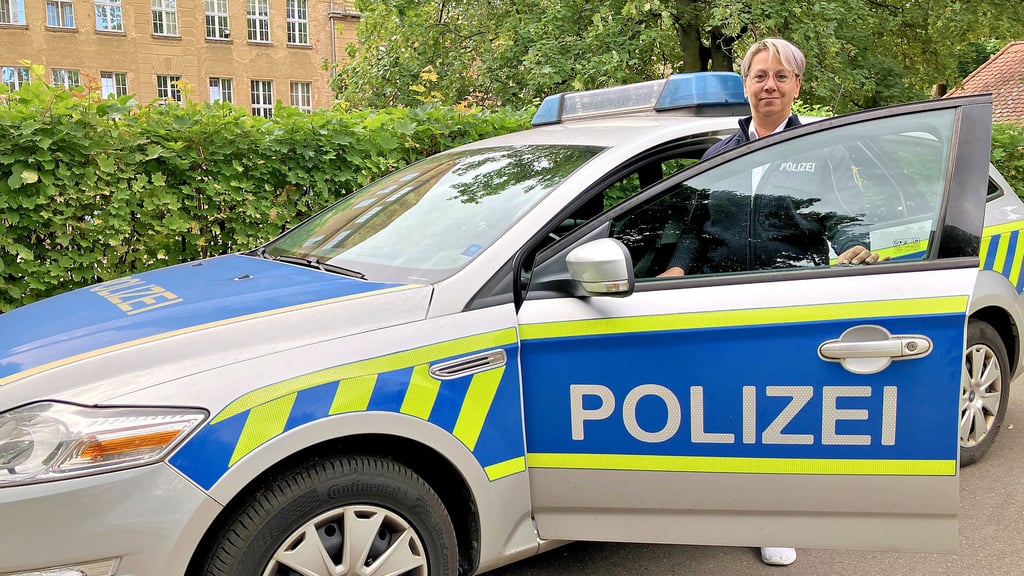 Barbara Huschebeck kümmert sich beim Polizeirevier Burgenlandkreis um die Opfer häuslicher Gewalt.