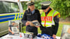 Polizeisprecherin Gesine Kerwien (li.) und Praktikantin Almut Schreiberhalten am Infostand Aufklärungsmaterial bereit.