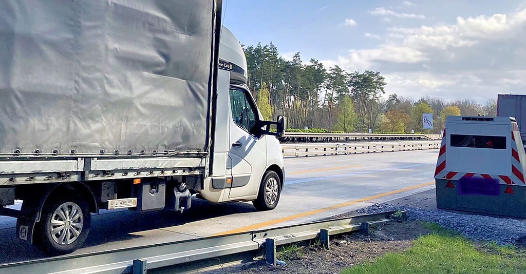 Mit dem Enforcement Trailer, dem Super-Blitzer, nimmt die Autobahnpolizei auf der A2 im Jerichower Land regelmäßig Raser ins Visier.