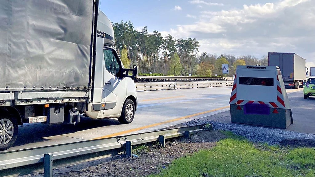 Mit dem Enforcement Trailer, dem Super-Blitzer, nimmt die Autobahnpolizei auf der A2 im Jerichower Land regelmäßig Raser ins Visier.