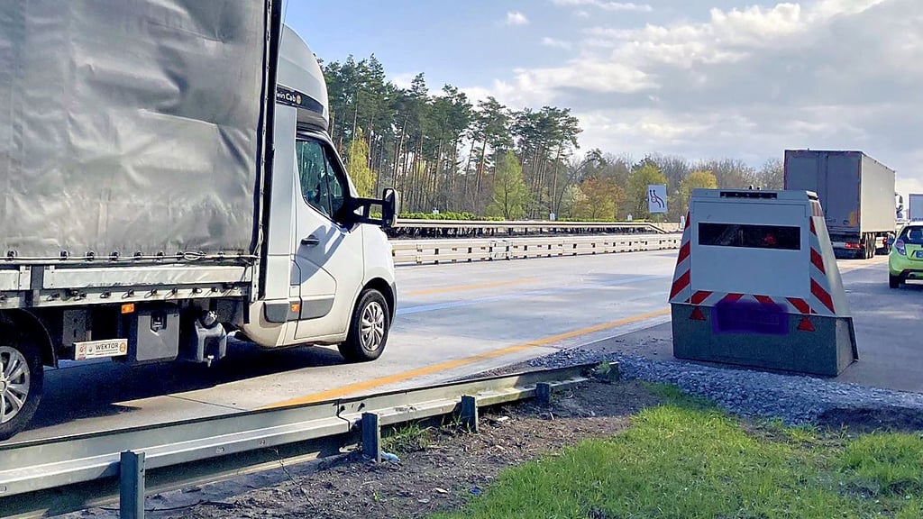 Mit dem Enforcement Trailer, dem Super-Blitzer, nimmt die Autobahnpolizei auf der A2 im Jerichower Land regelmäßig Raser ins Visier.