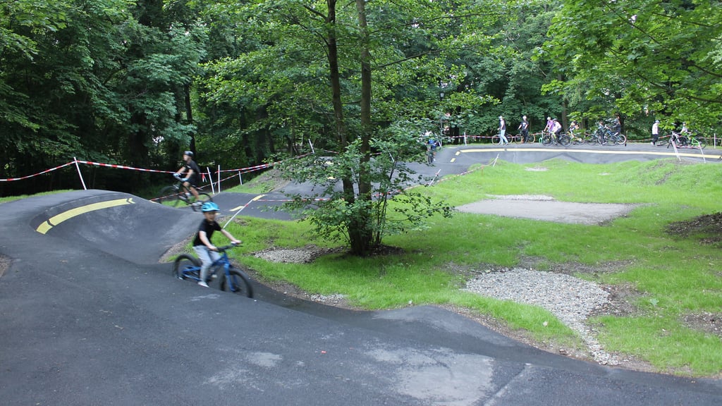 Der Pumptrack am Blochauer im Ilsetal umfasst uterschiedliche Schwierigkeitsgrade und kann von Radlern aller Altersklassen benutzt werden. Es besteht Helmpflicht, zudem sollten Protectoren getragen werden.