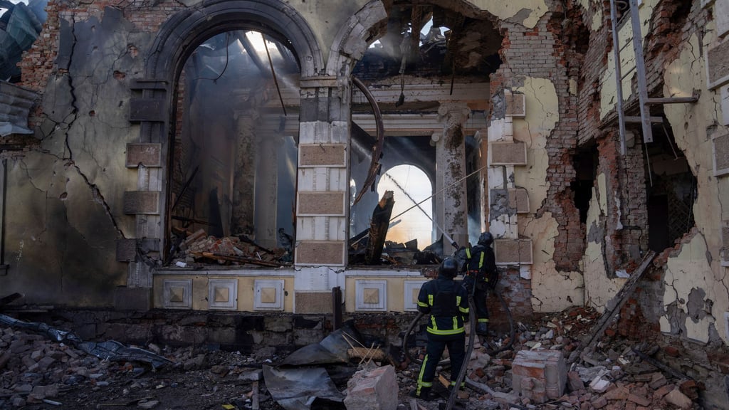 So wie hier im ukrainischen Kostjantyniwka wurde auch in Losowa der Bahnhof angegriffen und schwer beschädigt. (Archivbild)