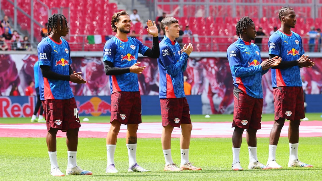 Die RB-Neuzugänge Yan Diomande, Max Finkgräfe, Andrija Maksimovic, Johan Bakayoko und Ezechiel Banzuzi (v.l.n.r.).