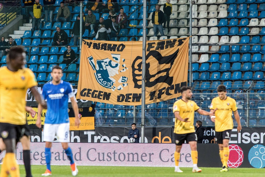 Ein Banner als Beleg der großen Rivalität zwischen Dynamo Dresden und 1. FC Magdeburg.
