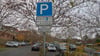 Der Parkplatz Theaterstraße in Blankenburg. Die Zeiten, in denen Autofahrer mal schnell für einen Einkauf und Behördengänge dort drei Stunden lang kostenlos parken konnten, sind vorbei. Mit der neuen Gebührenordnung sind auch die Ticketpreise angehoben worden. Bezahlt werden kann allerdings ausschließlich mit Münzen. Das soll sich noch 2025 ändern.