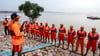 Ein Teamleiter informiert Mitglieder des indischen Katastrophenschutzes über Rettungsmaßnahmen in überschwemmten Gebieten.