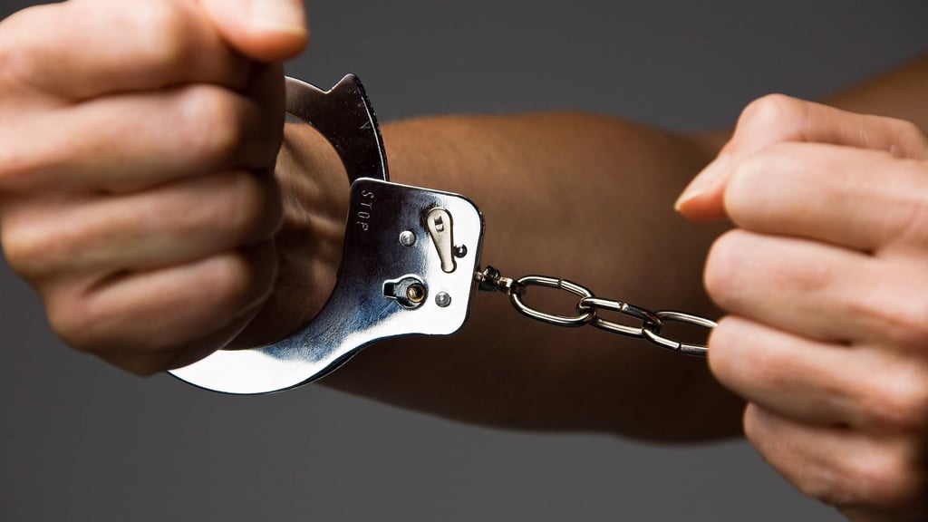 In Wittenberg klicken die Handschellen schneller als gedacht. Ein Teenager legt sich selbst lahm und braucht am Ende die Polizei zum Entfesseln.