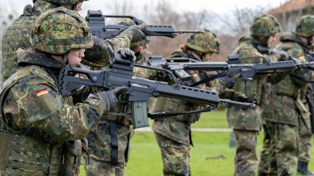 Bald verpflichtend? Junge Soldaten in der Grundausbildung halten das Sturmgewehr G36 in den Händen.