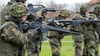 Bald verpflichtend? Junge Soldaten in der Grundausbildung halten das Sturmgewehr G36 in den Händen. 