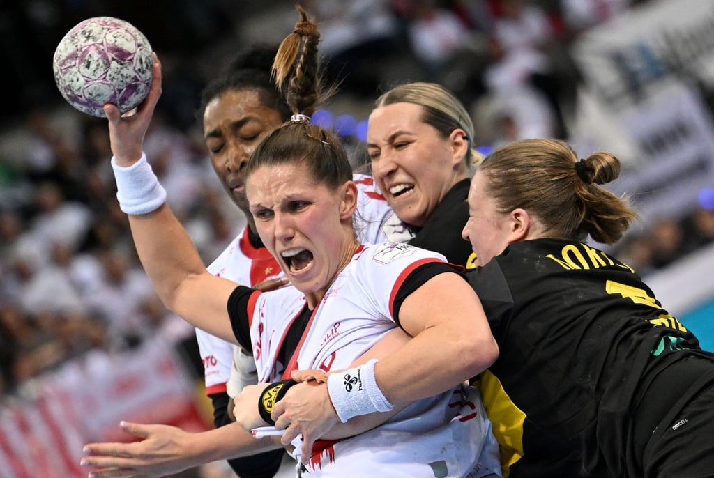 Xenia Smits (vorne) und weitere deutsche Nationalspielerinnen stehen vor einer ungewissen Zukunft.