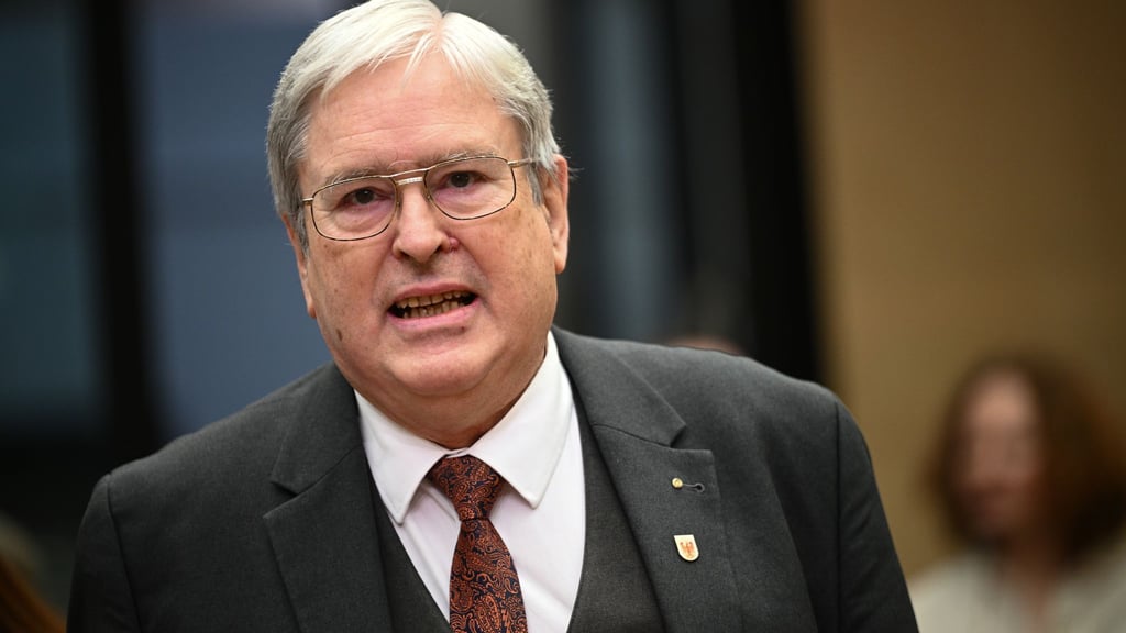 Brandenburgs Ex-Wirtschaftsminister Steinbach will eine Beratertätigkeit bei einer Anwaltskanzlei aufnehmen. Es wird geprüft, ob Interessenkonflikte bestehen. (Archivbild)