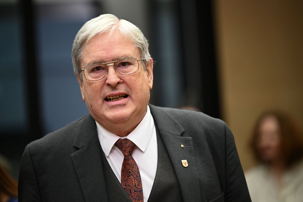 Brandenburgs Ex-Wirtschaftsminister Steinbach will eine Beratertätigkeit bei einer Anwaltskanzlei aufnehmen. Es wird geprüft, ob Interessenkonflikte bestehen. (Archivbild)