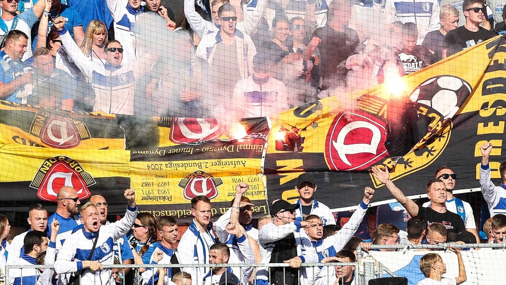 2018 brannten beim Duell der beiden Ost-Rivalen Dynamo-Fahnen im Fanblock des 1. FC Magdeburg.