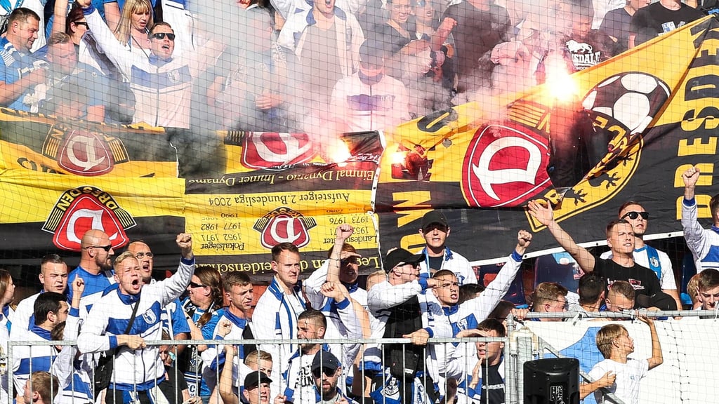 2018 brannten beim Duell der beiden Ost-Rivalen Dynamo-Fahnen im Fanblock des 1. FC Magdeburg.