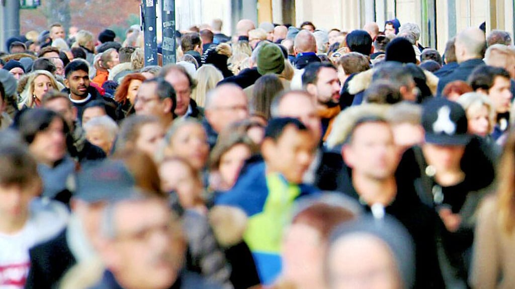 Passanten in einer Großstadt: Der Mikrozensus 2025 befragt aktuell Salzwedeler Bürger.