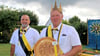 Jens Köppe (rechts) ist ein Jahr lang der König der Jessener Armbrustschützen. Ihm steht Andreas Hurtzig als Vize zur Seite.