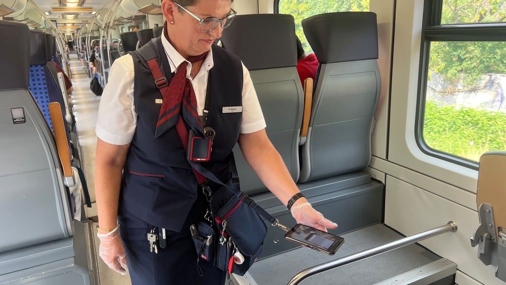 Zugpersonal wird einer Umfrage zufolge immer häufiger beschimpft, bedroht oder angegriffen. (Archivbild)