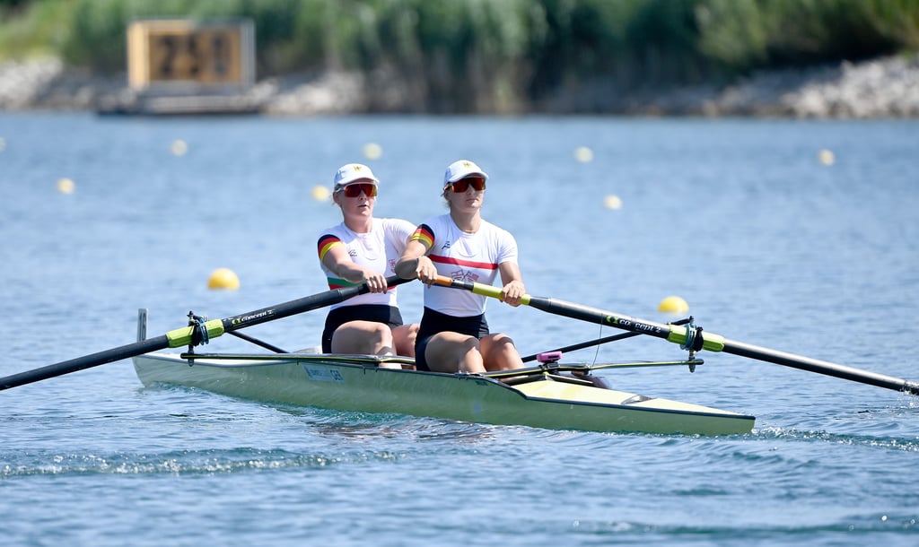 Seit zwei Jahren rudern sie im Zweier ohne, jetzt fahren sie auch zur Weltmeisterschaft: Karolina Ulrich (l.) und die Hallenserin Luisa Herzig.