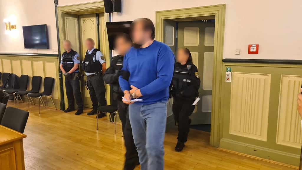Lautet der Vorwurf „Totschlag“, kommt beim Prozess um die tote Anna-Lena aus Genthin auch Mord in Betracht. Vor dem Landgericht Stendal muss sich der Ex-Freund verantworten.