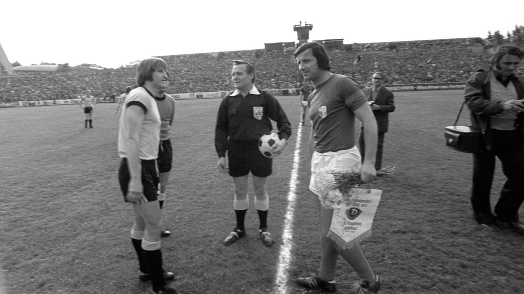 Dixie Dörner und Manfred Zapf beim Wimpeltausch in der DDR-Oberliga 1975.