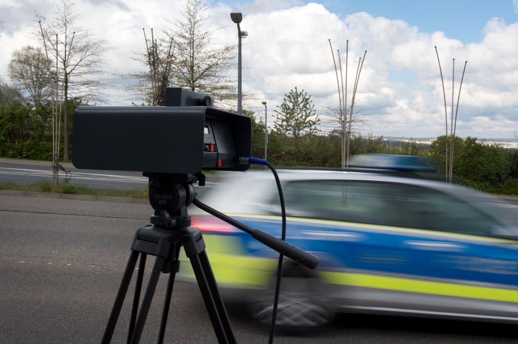 Die Polizei hat auf der A9 einen Raser erwischt.