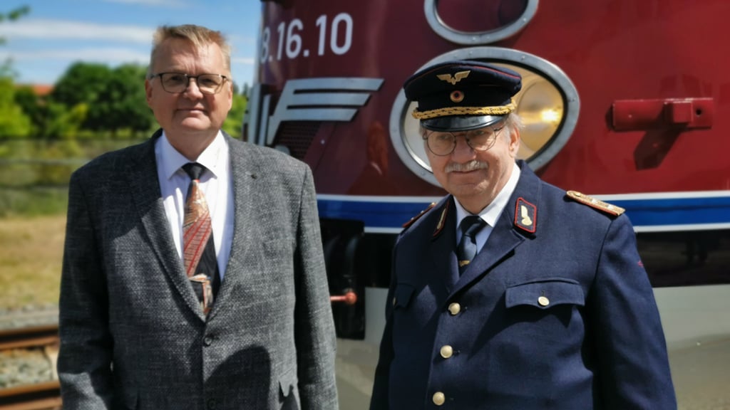 Mario Lieb (links) und der schwäbische SVT-Fan Jenö von Egan-Krieger waren im Mai zuversichtlich, dass die Lok bald die Fahrten aufnehmen kann.